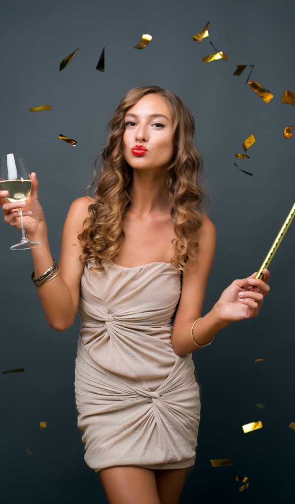 Девушка в коротком платье отмечает праздник 