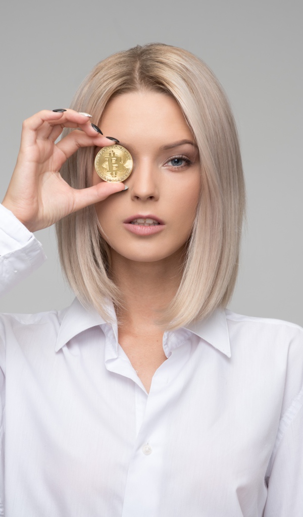 Девушка в белой рубашке с монетой биткоин 