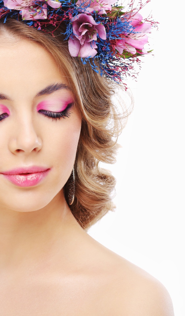 Девушка модель с закрытыми глазами с розовым макияжем на белом фоне