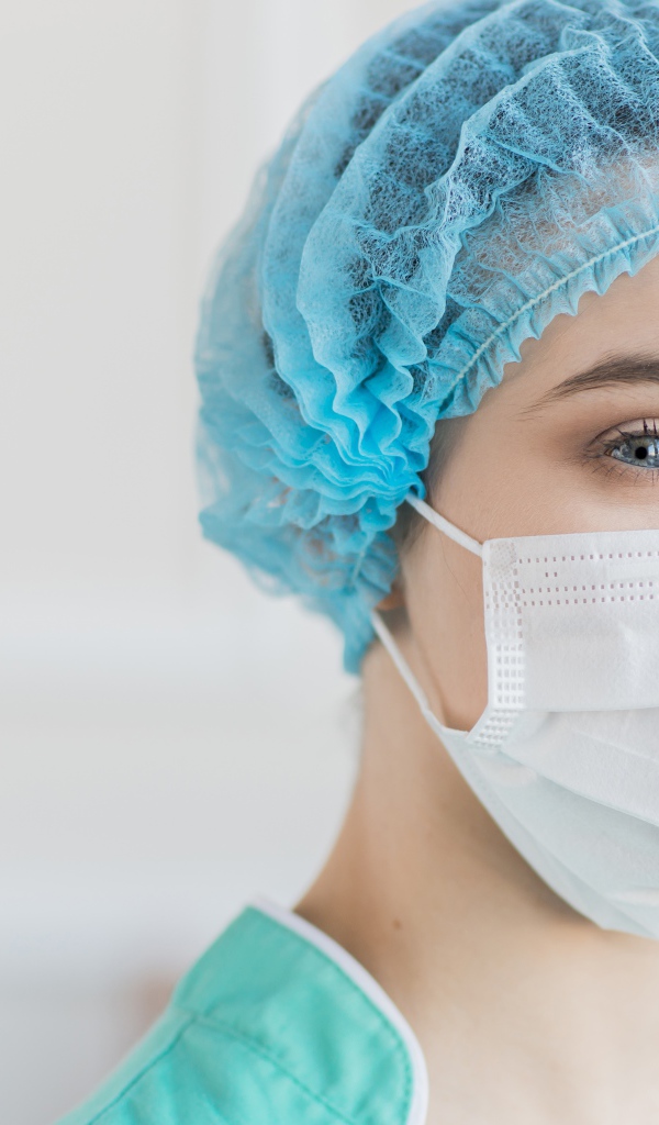 Девушка медсестра в маске в больнице 
