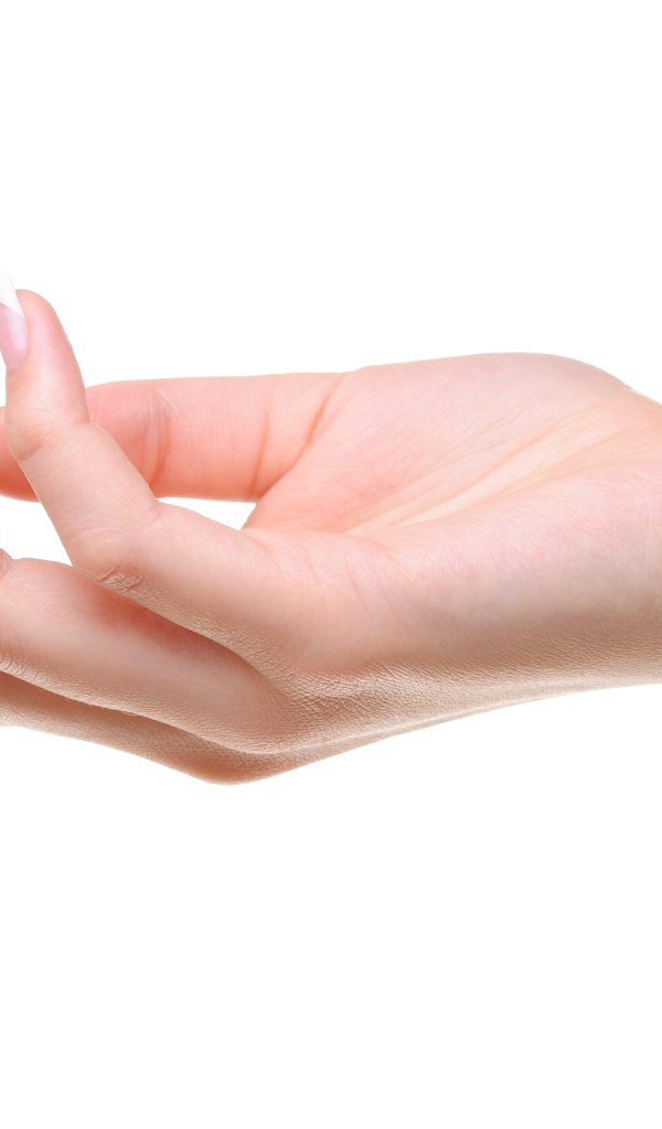 Рука девушки с красивым маникюром 