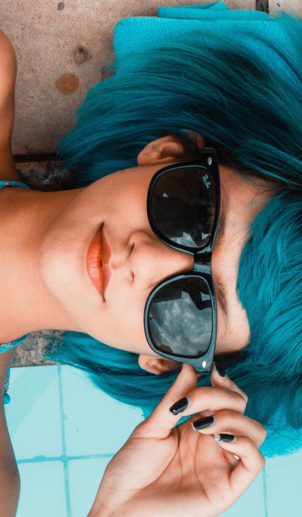 Девушка с синими волосам в солнечных очках 