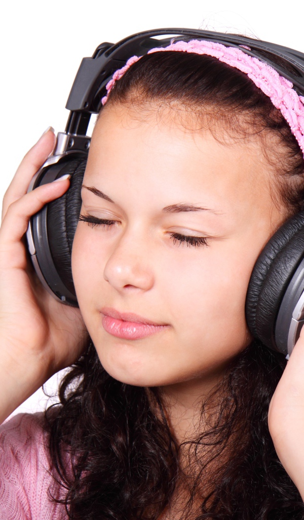 Девушка с закрытыми глазами в наушниках 