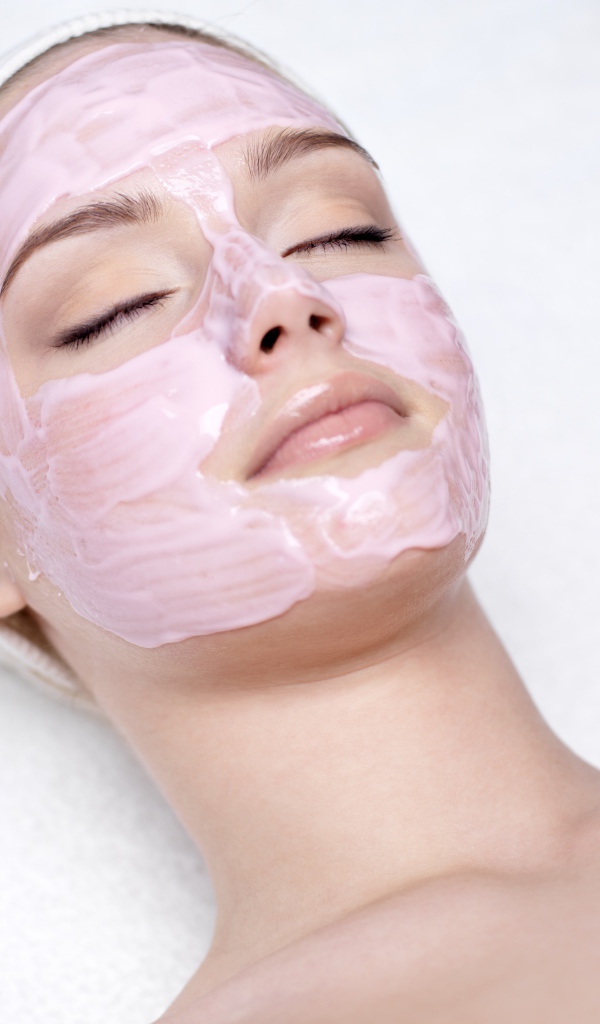 Девушка с закрытыми глазами на столе  у косметолога 