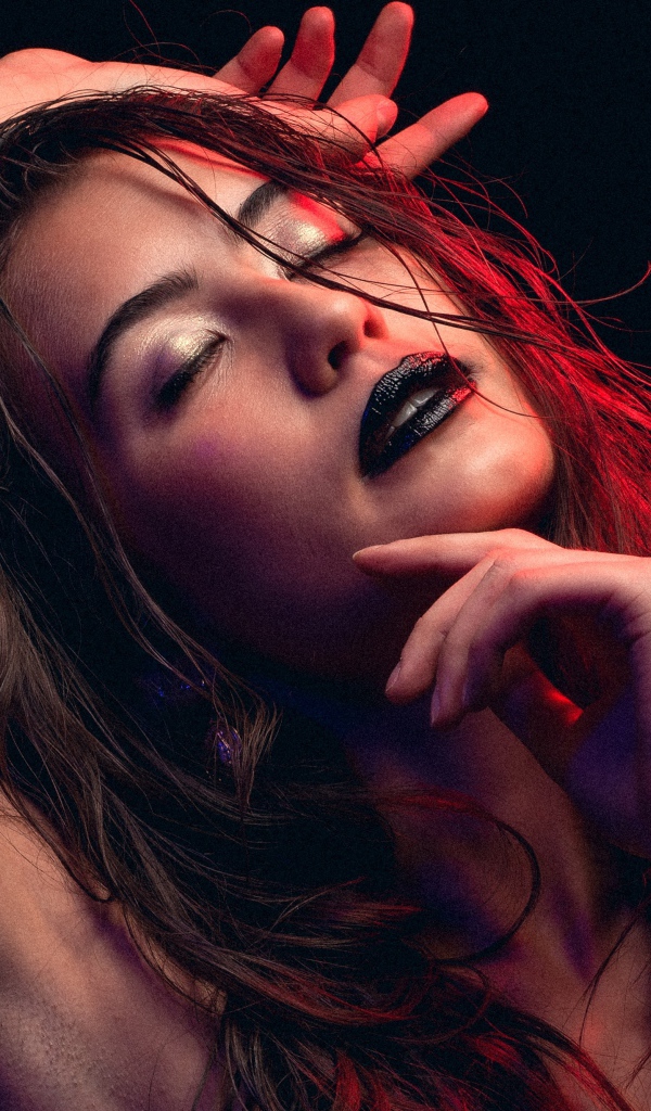 Девушка с закрытыми глазами с черной помадой на губах 