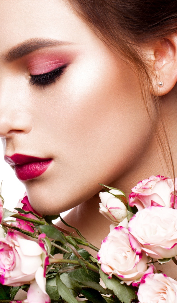 Девушка с нежным макияжем с букетом роз в руках