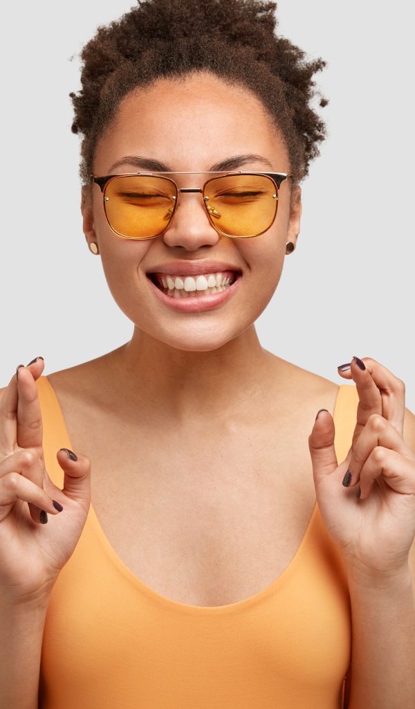 Девушка в очках загадывает желание 