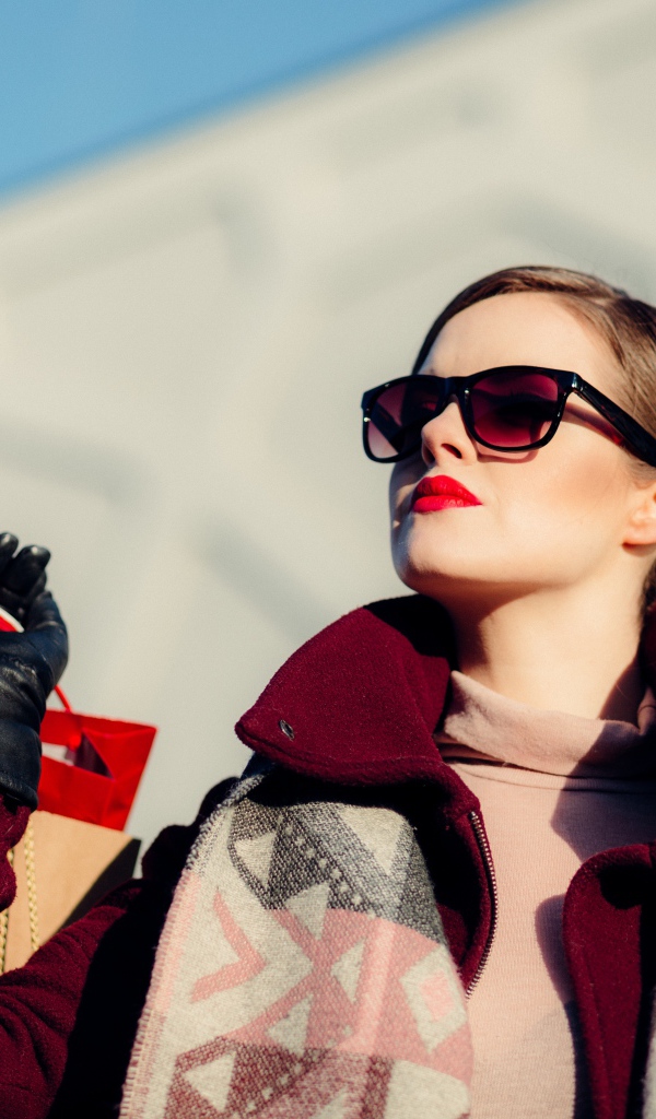 Девушка в очках с покупками 