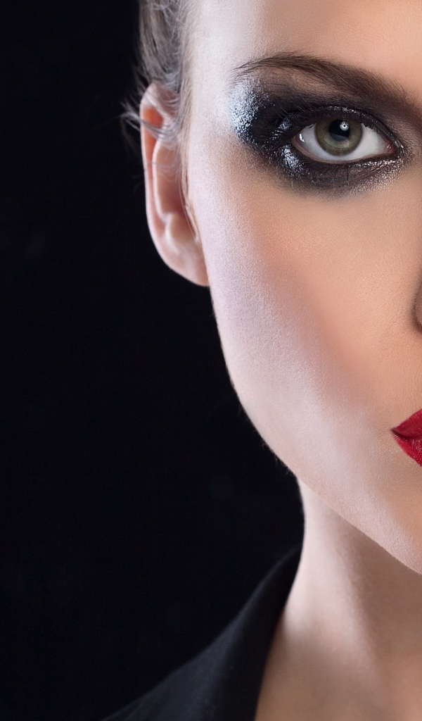 Девушка с макияжем закрывает лицо веером