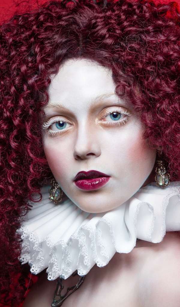 Девушка с красными кудрявыми волосами с белым воротником