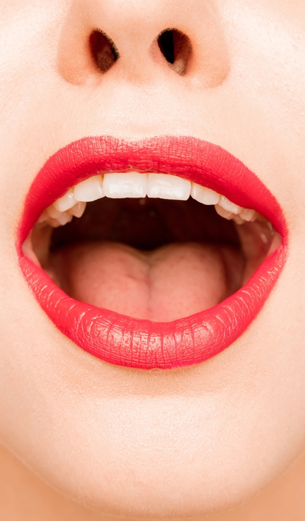 Девушка с красными губами открыла рот 