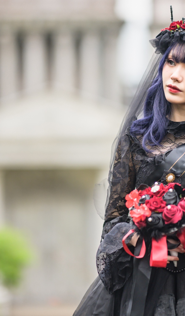 Девушка в черном платье на праздник Хэллоуин 