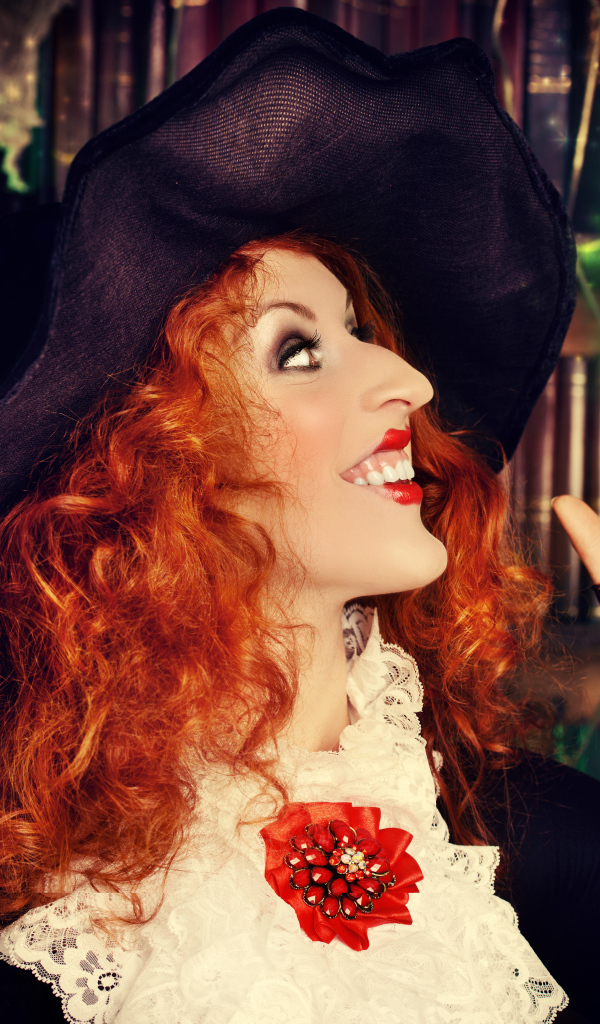 Рыжеволосая девушка в костюме ведьмы на Хэллоуин