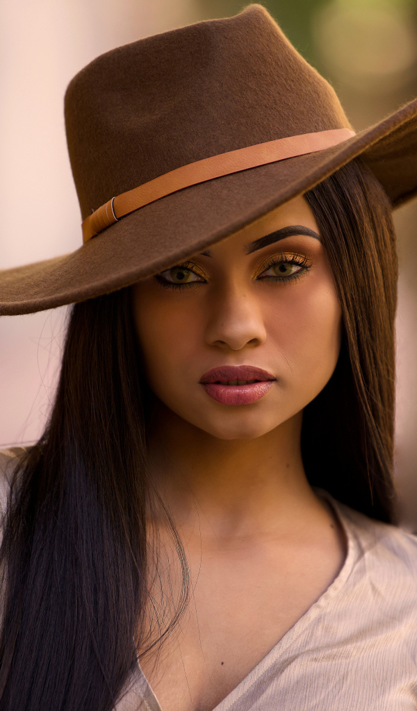 Длинноволосая шатенка в шляпе