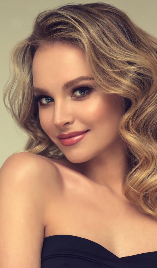 Милая улыбка длинноволосой голубоглазой блондинки