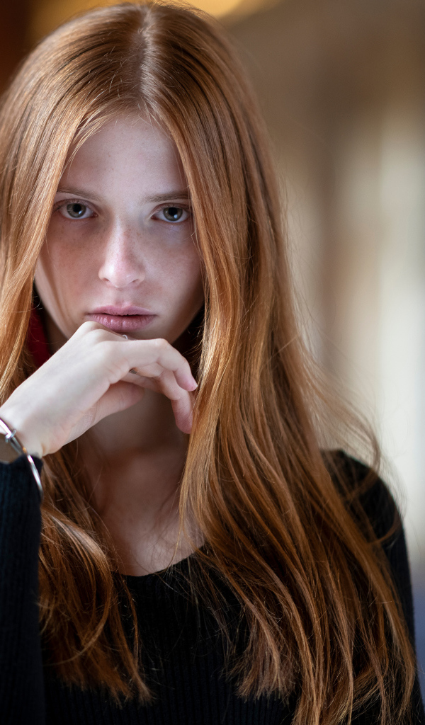 Милая девушка с длинными волосами без макияжа 