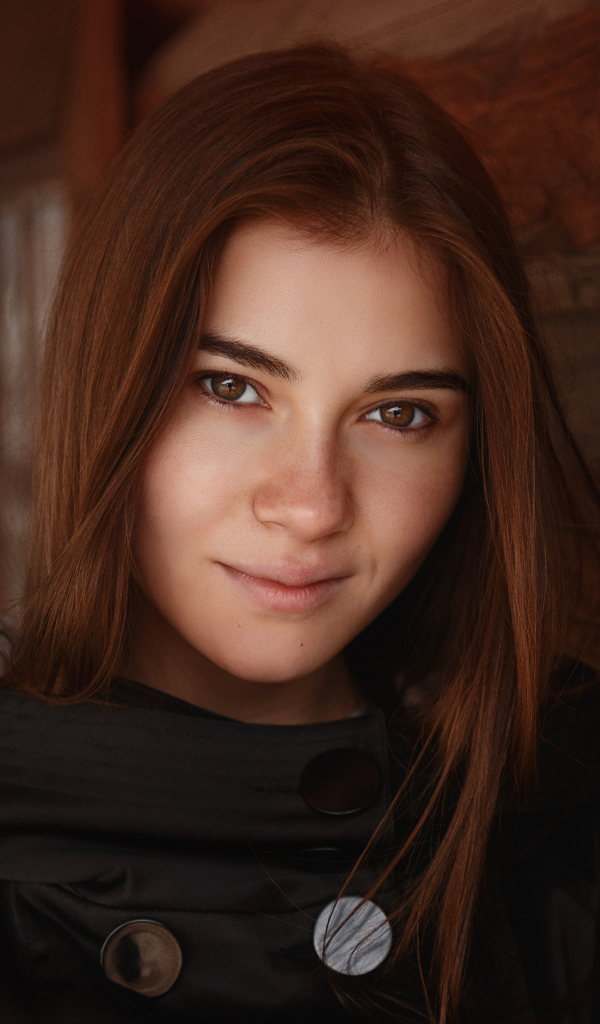 Настоящая девушка в черном плаще