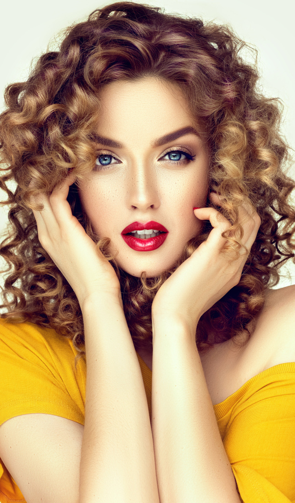 Настоящая девушка с голубыми глазами на белом фоне