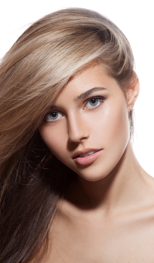 Настоящая молодая девушка блондинка с длинными волосами