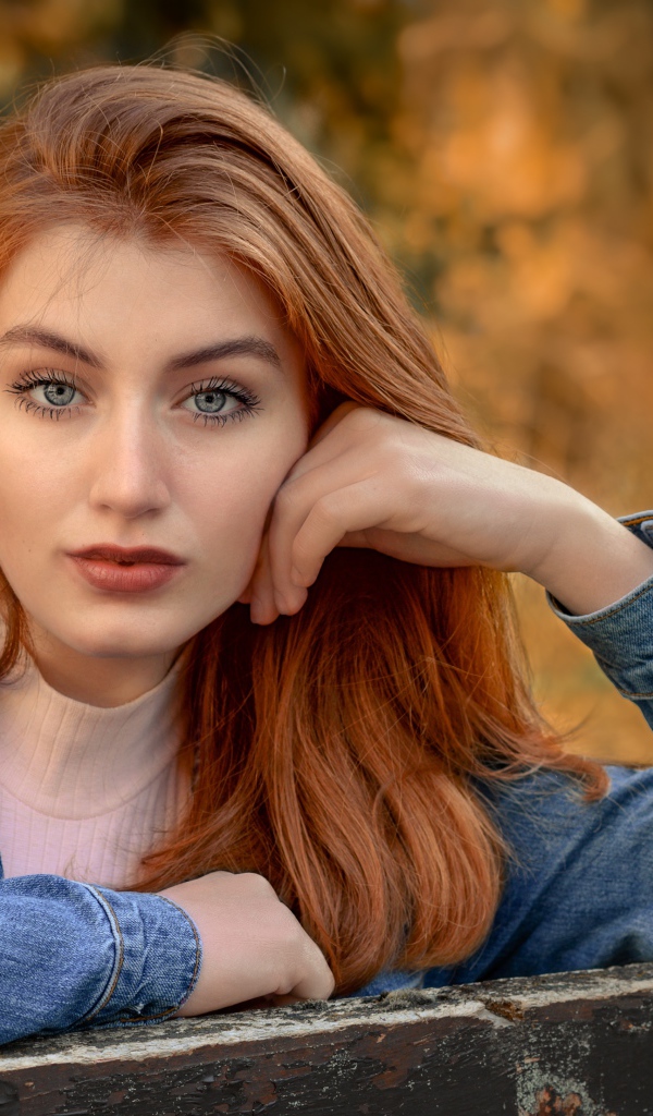 Рыжеволосая девушка в джинсовой куртке 
