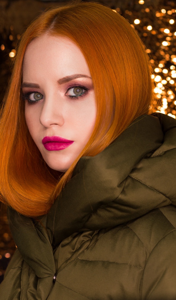 Рыжеволосая девушка на золотистом фоне 