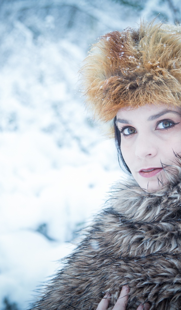 Русская женщина  в меховой накидке зимой
