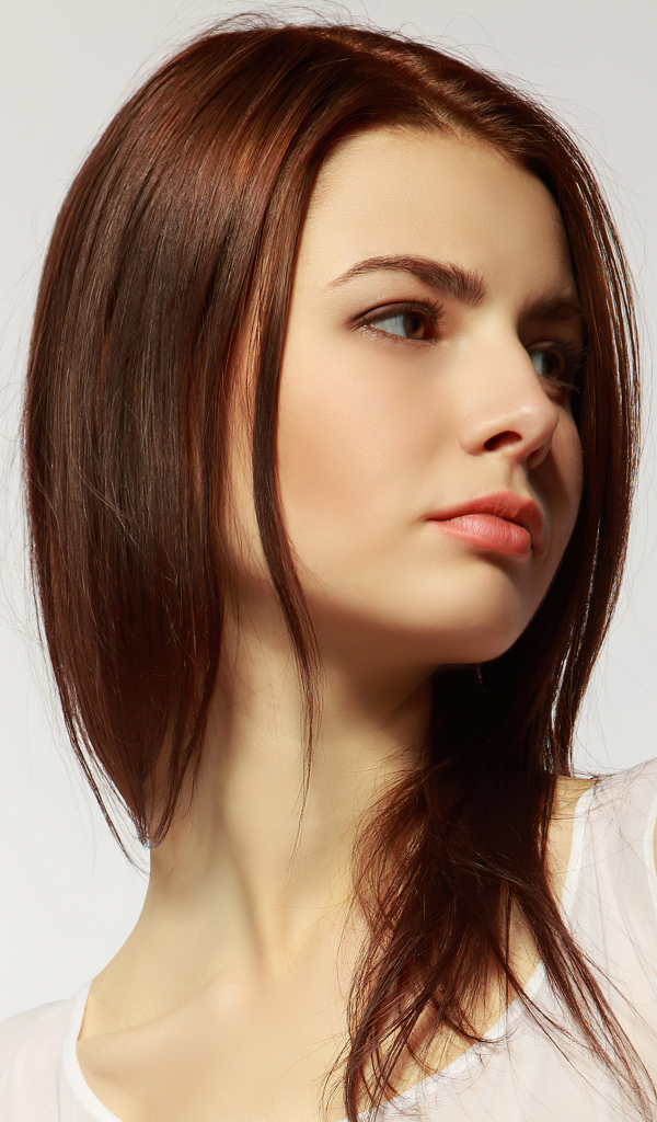 Грустный взгляд  молодой девушки 