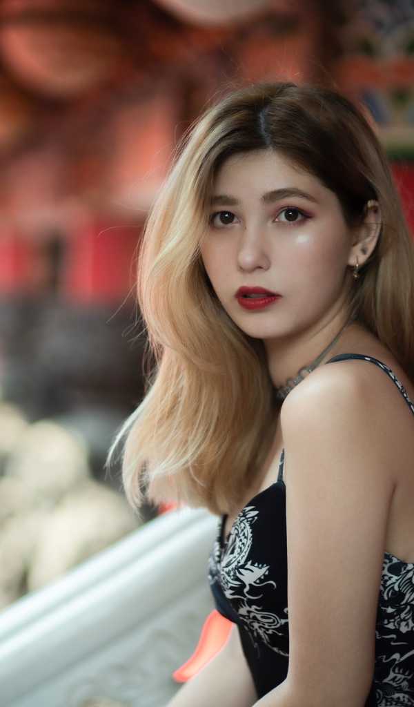 Грустный взгляд молодой стройной девушки