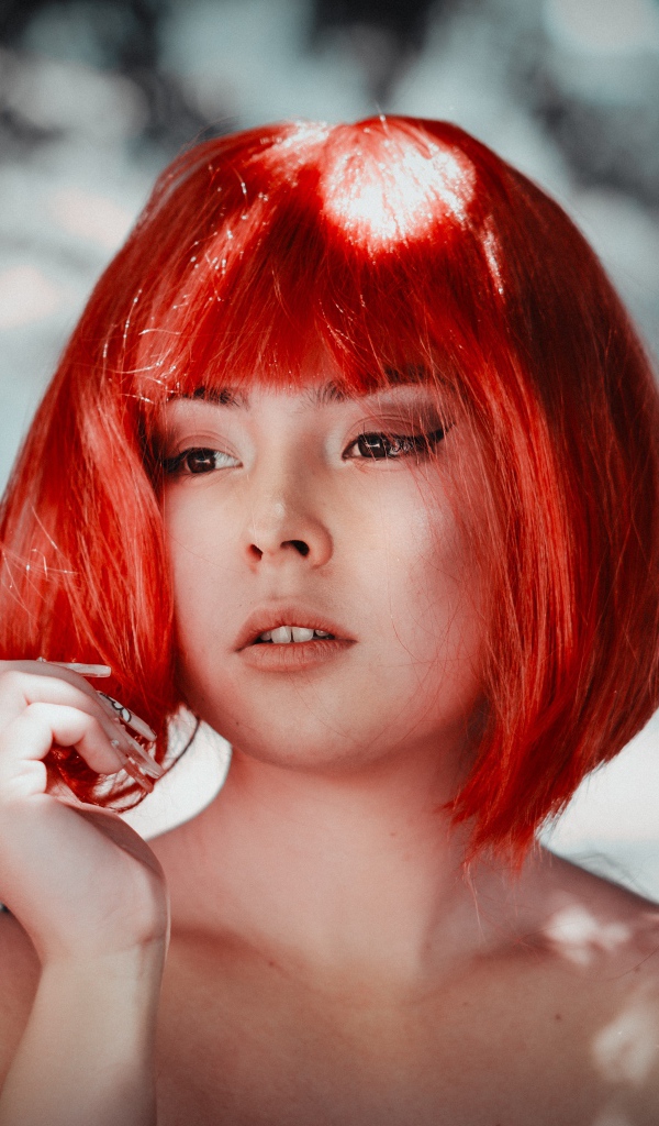 Грустная рыжеволосая девушка с карими глазами