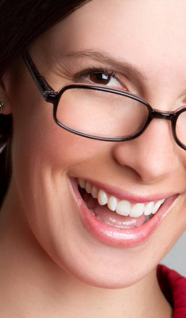 Улыбающаяся деловая женщина в очках