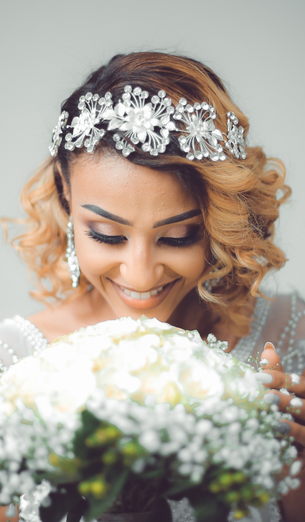 Улыбающаяся девушка невеста с букетом цветов 