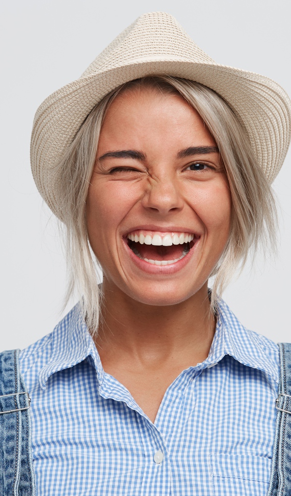 Улыбающаяся девушка фермер в шляпе 