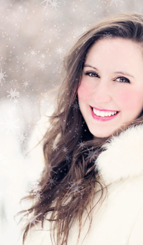 Улыбающаяся девушка в белой шубе на улице зимой 