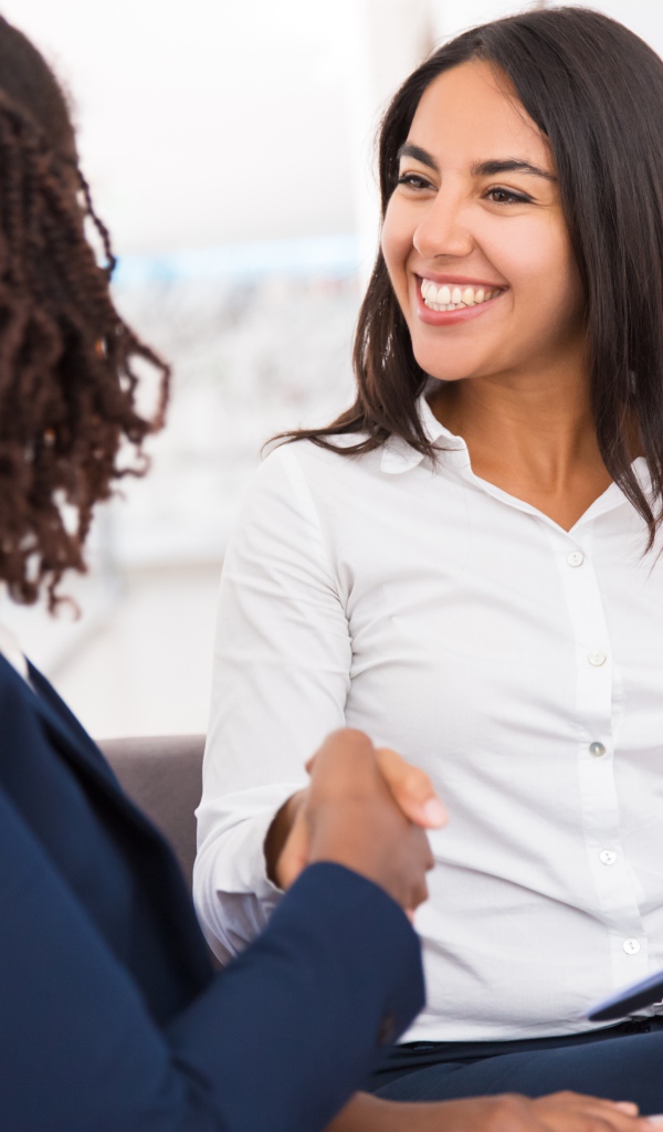 Улыбающаяся девушка заключила удачную сделку