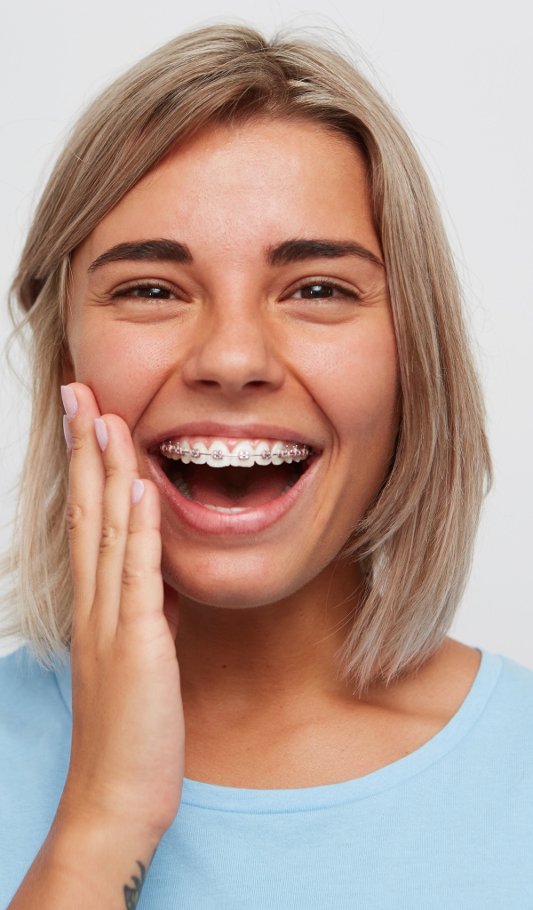 Улыбающаяся девушка с брекетами 