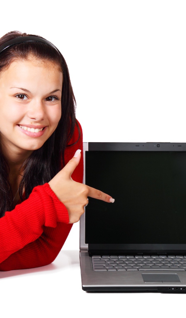 Улыбающаяся девушка с ноутбуком на белом фоне