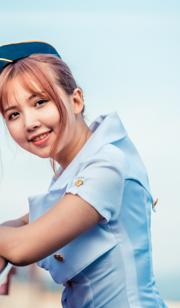 Девушка стюардесса в синей рубашке 