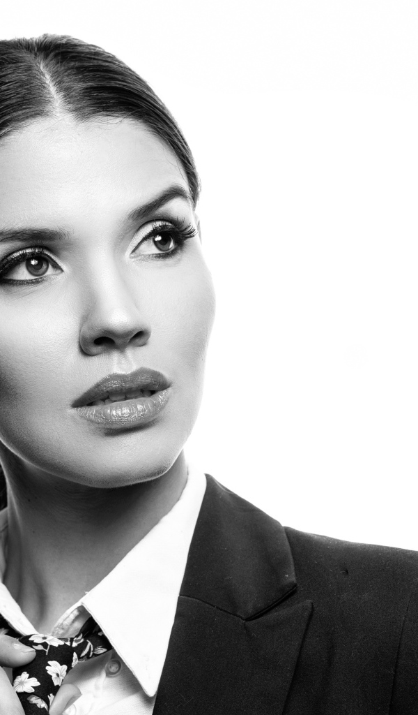 Стильная девушка в костюме на белом фоне