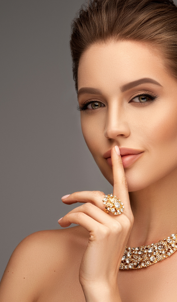 Стильная женщина с красивой прической с дорогими украшениями 