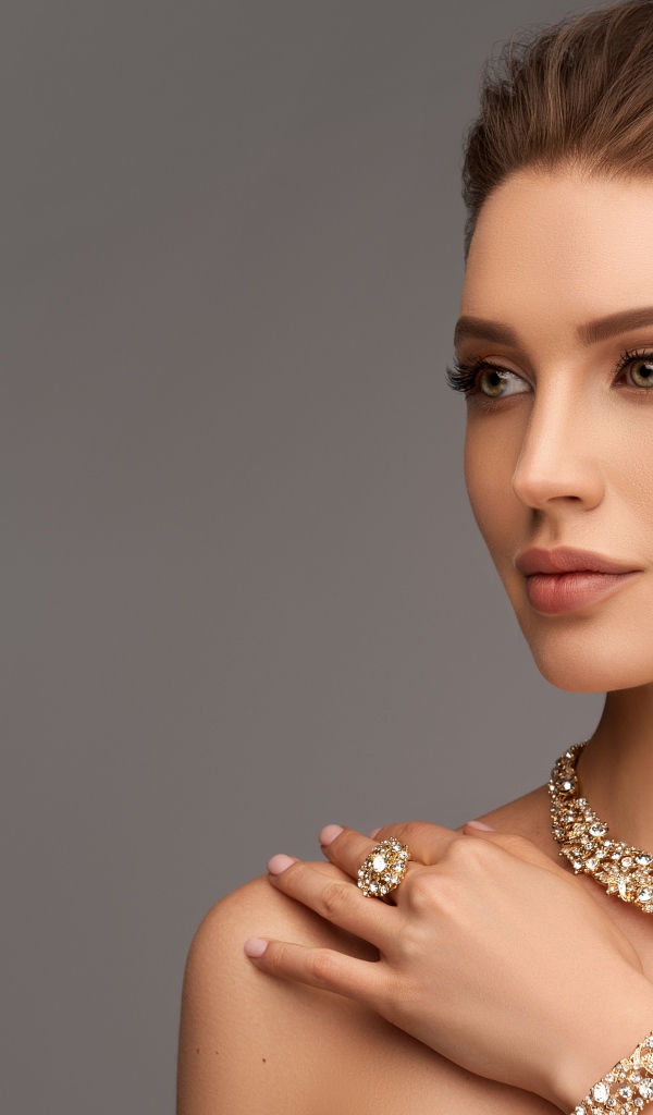 Стильная женщина с дорогими украшениями на теле 