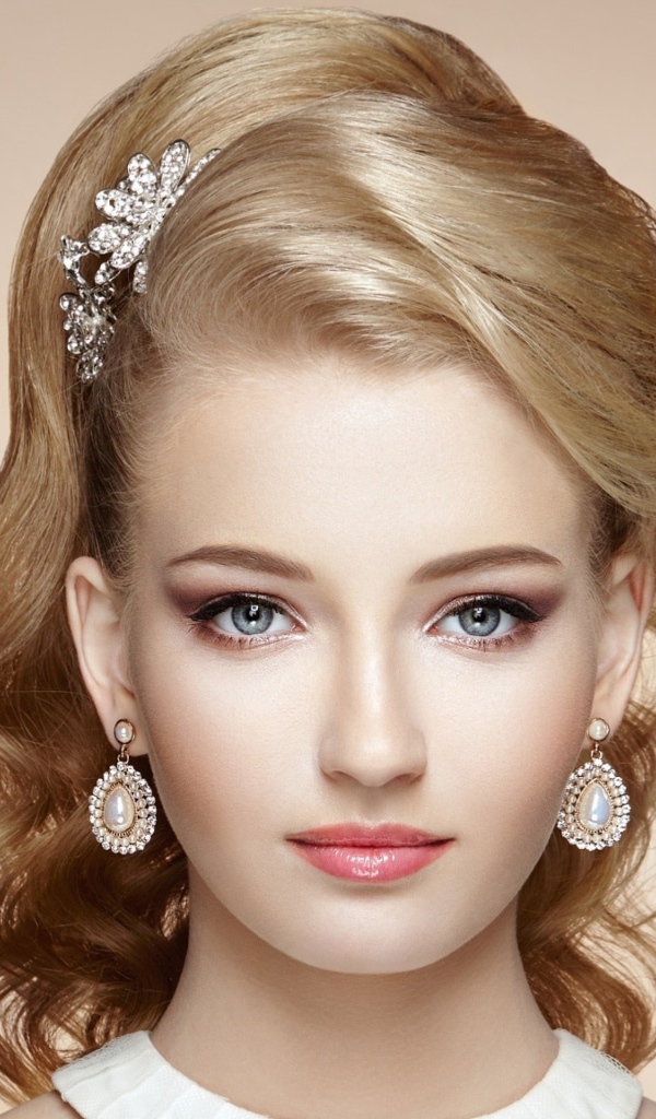 Нежная красивая светловолосая девушка с дорогими украшениями