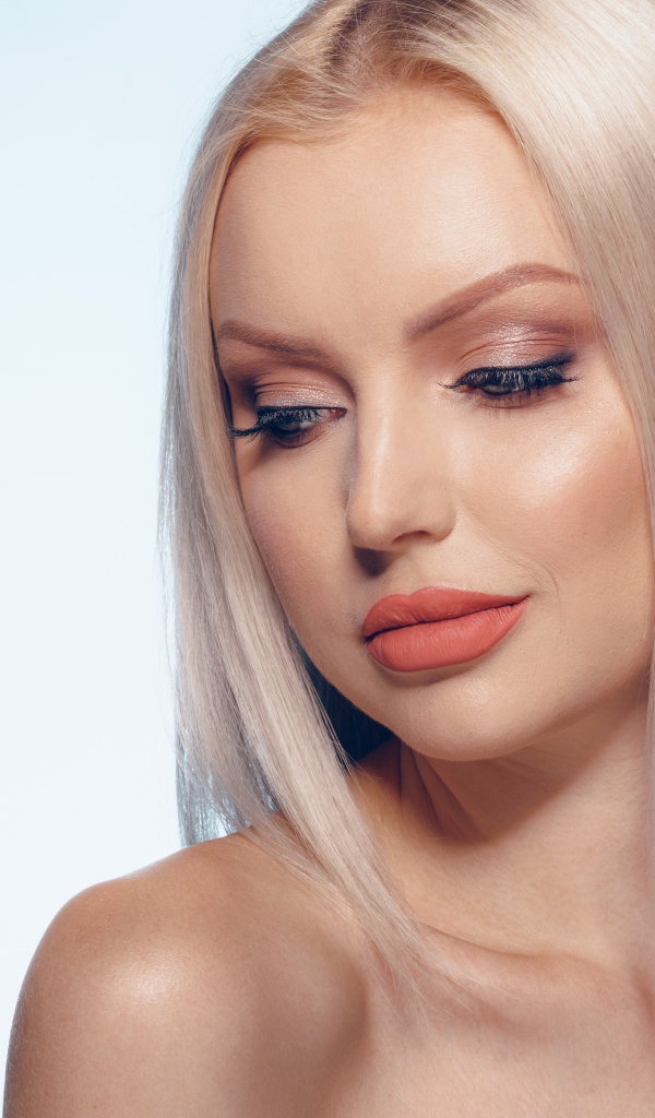 Нежная блондинка с красивым макияжем на лице
