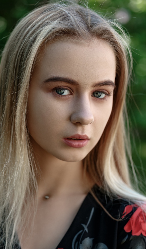 Нежная зеленоглазая блондинка в платье  