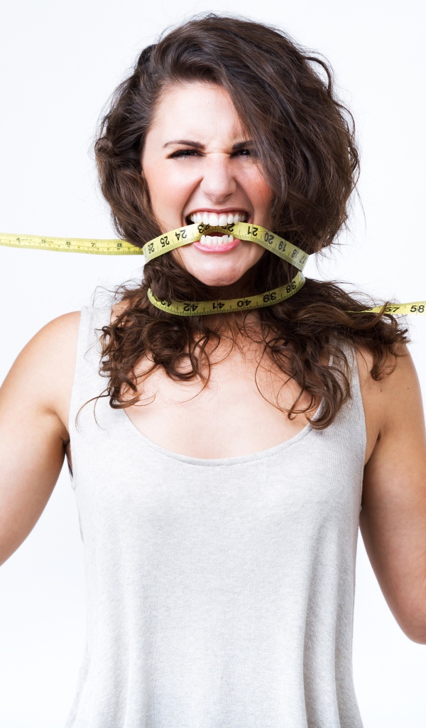 Блондинка в белой майке грызет сантиметр 