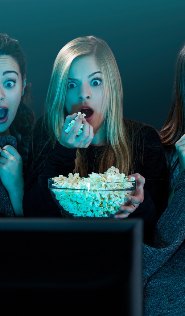 Три подруги смотрят фильм ужасов по телевизору 