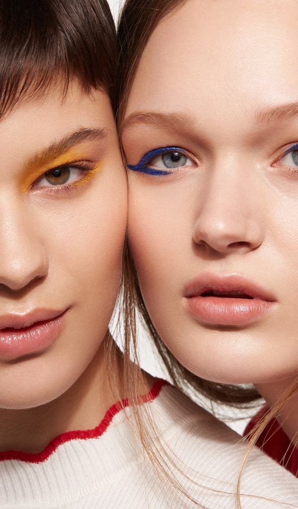 Две красивые девушки подруги с ярким макияжем