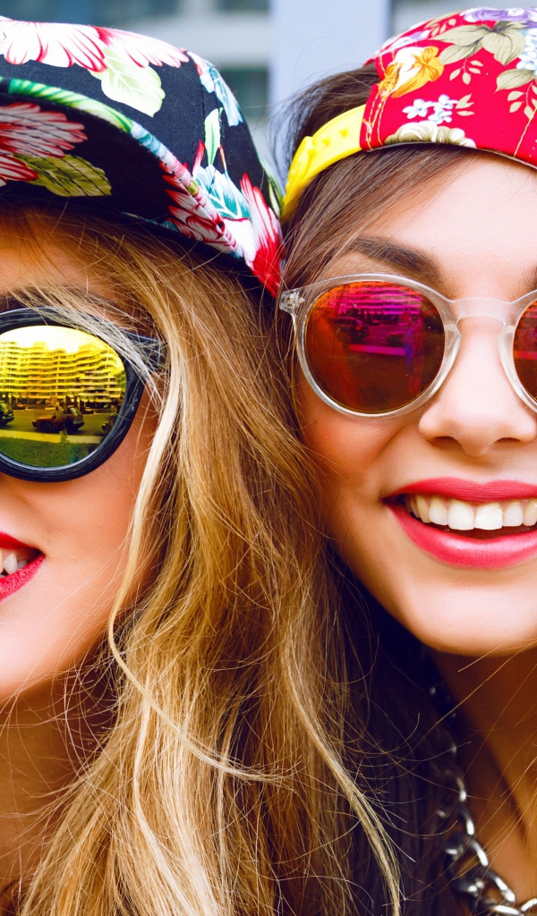 Две улыбающиеся девушки в солнечных лучах