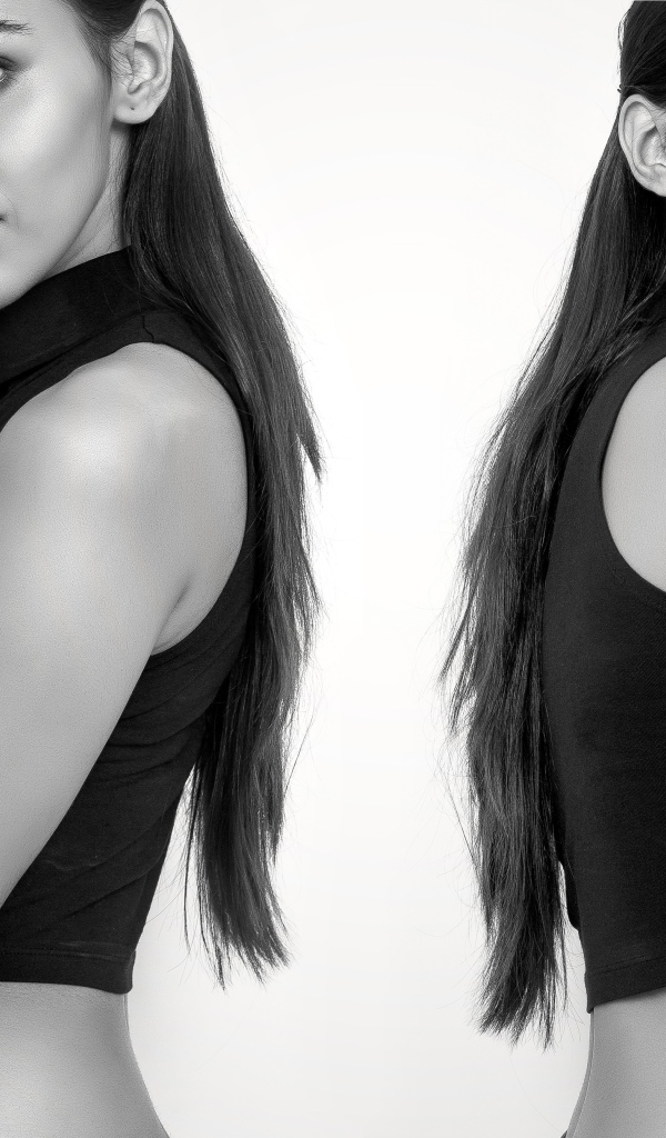 Две девушки сестры - близняшки черно -белое фото 