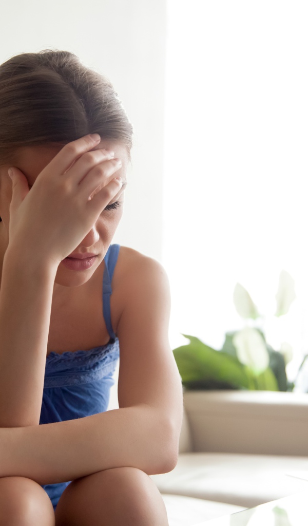 Расстроенная молодая девушка с ноутбуком