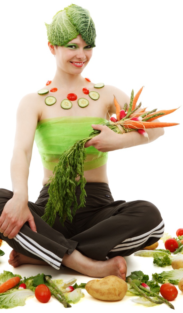 Девушка вегетарианка с овощами на белом фоне